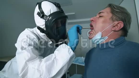 男性病人正在接受护理人员的咽喉检查视频的预览图
