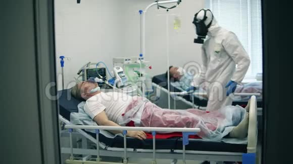 医护人员正在检查一个戴氧气罩的人的体温视频的预览图