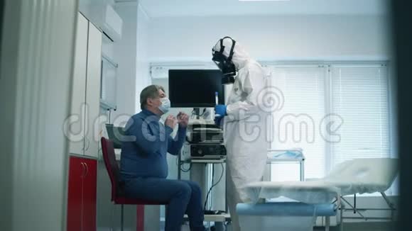 COVID19病毒冠状病毒流行病概念医院工作人员正在给一位老年病人取口拭子视频的预览图