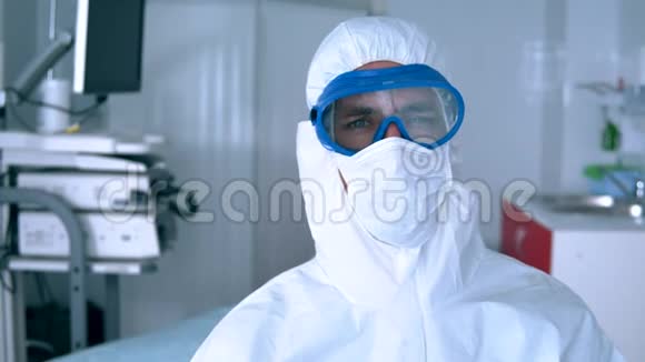 穿防毒服的医生拿着体温计显示发烧视频的预览图