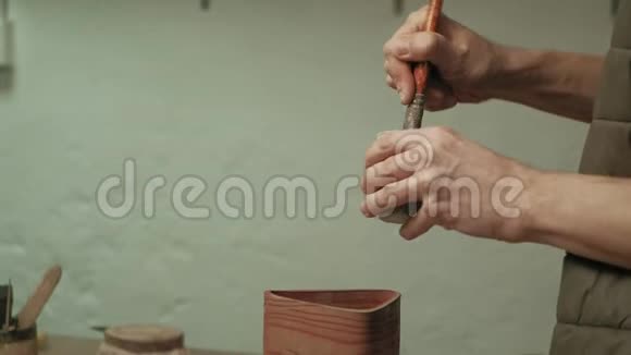 陶瓷在车间工作视频的预览图