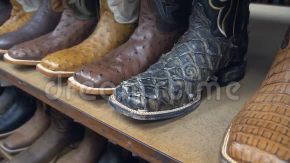 商店里货架上的牛仔靴视频的预览图