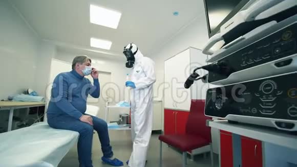 一位穿防毒服的专家正在给病人唾液做诊断视频的预览图