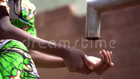 非洲女孩在Dryout村泵站收集水滴视频的预览图