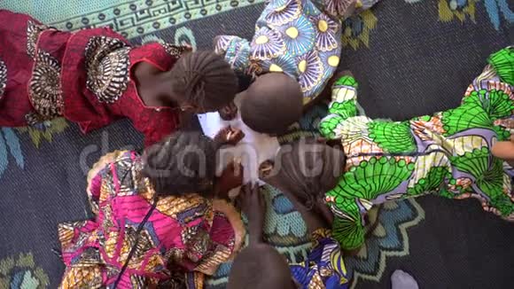 鸟瞰五个躺在地板上的非洲小孩子的设计视频的预览图