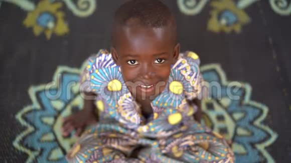 近距离观看一个非洲小男孩微笑直冲镜头视频的预览图