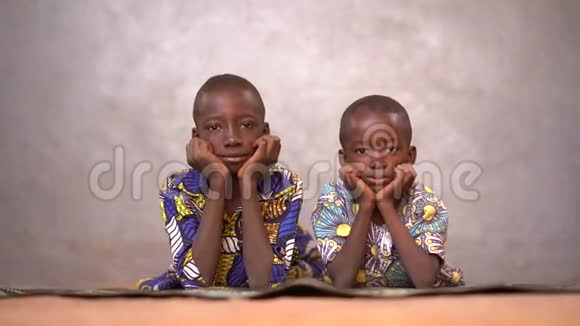 近距离观看两个非洲男孩将他们的悲伤镜头带入大笑视频的预览图