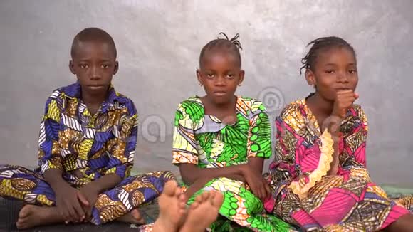 三个严肃的非洲儿童爆笑视频的预览图