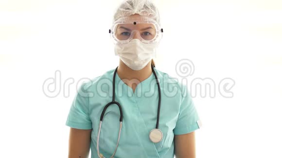 年轻的女医生举手示意停止冠状病毒视频的预览图