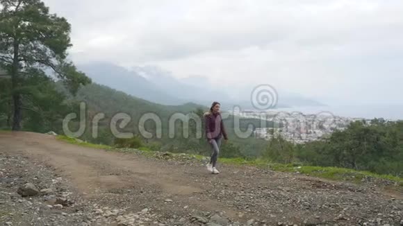 年轻女子走在山里视频的预览图