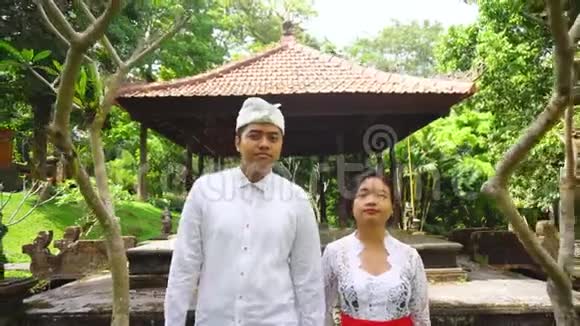 快乐的印尼夫妇在巴厘岛一起散步交谈和微笑拥抱可爱的爱人视频的预览图