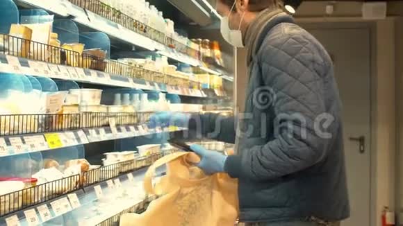 一个在超市里选择奶制品的男人视频的预览图