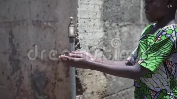 非洲黑人女孩洗手作为卫生标志的慢动作视频的预览图
