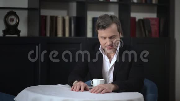 商人在餐馆喝咖啡视频的预览图