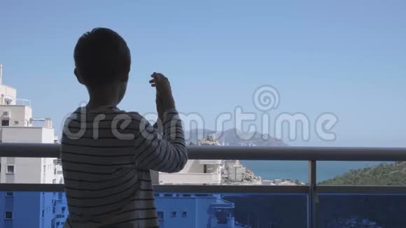 孩子在阳台上为医护人员鼓掌西班牙人民在阳台和窗户上鼓掌支持健康视频的预览图