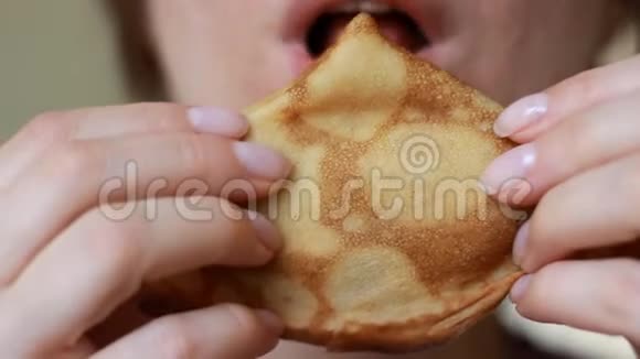 闭上女嘴咬一口煎饼女人早餐吃煎饼食物和饮食视频的预览图