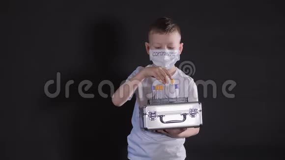 男孩拿着一个金属手提箱儿童检查带有病毒样本的医学试管男孩很小心视频的预览图