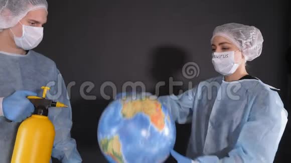 地球的净化一个穿着防护服戴着口罩的男人他拿着一个黄色的喷雾罐视频的预览图