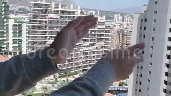 女人的手在阳台上为医护人员鼓掌西班牙人民在阳台和窗户上鼓掌支持视频的预览图