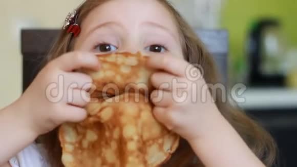 有趣的女婴咬煎饼孩子早餐吃煎饼食物和饮食视频的预览图