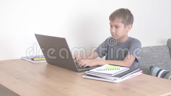 幼儿用笔记本电脑学习在家做作业妈妈来帮他技术远程教育视频的预览图