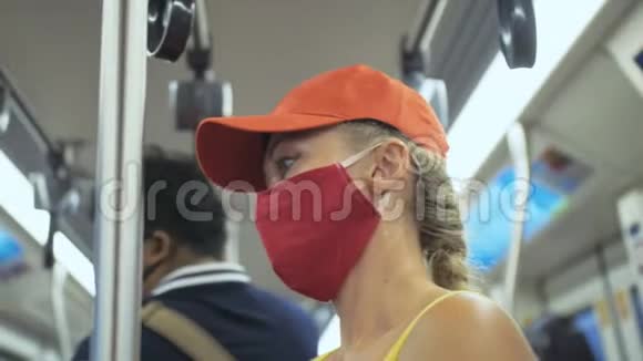 女性旅行白种人乘坐在地面列车上戴着防护医疗面罩空中列车女游客视频的预览图