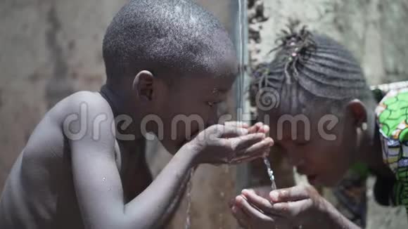 非洲民族儿童喝水户外运动视频视频的预览图