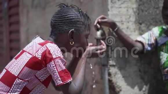 非洲黑人女孩户外饮用水特写坦率的慢动作视频视频的预览图