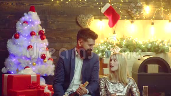 他在圣诞派对上和女友开了瓶香槟酒几个人拿着一杯香槟视频的预览图