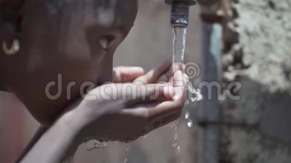 非洲黑人女孩饮用淡水特写镜头视频的预览图