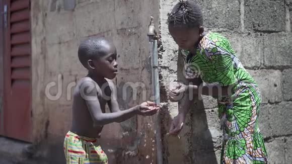 非洲儿童饮用户外自来水的美丽视频视频的预览图