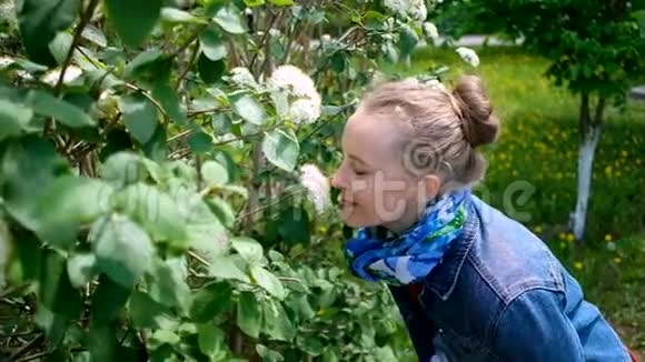 女人从开花的树上打喷嚏概念季节性过敏视频的预览图