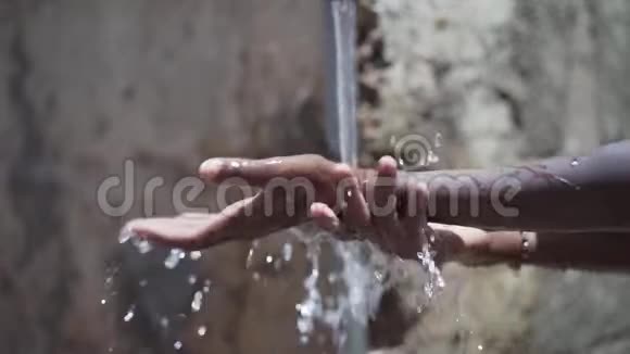 淡水气候变化标志竞逐洗手视频的预览图
