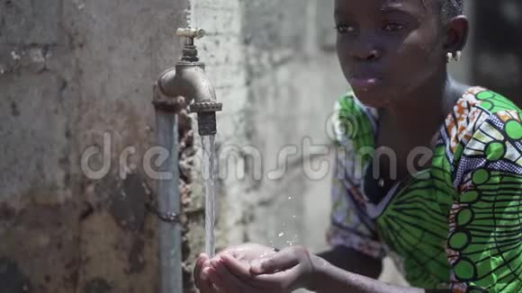 美丽的非洲女学生在马里巴马科户外饮用新鲜饮用水视频的预览图