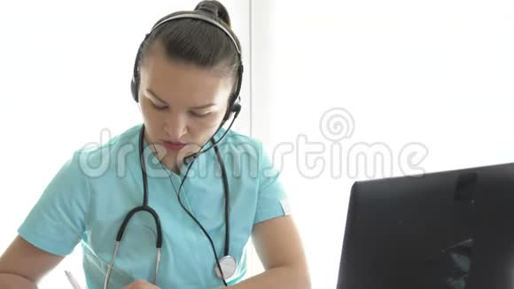 在线医生女性医生远程咨询病人视频的预览图