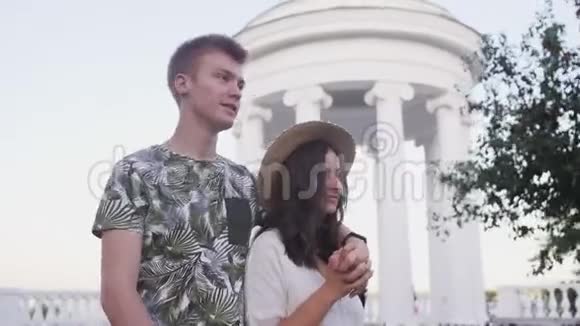 年轻可爱的一对情侣在夏日公园散步聊天视频的预览图