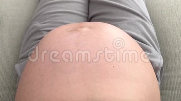 妈妈拍了一个婴儿在肚子里活动的视频视频的预览图