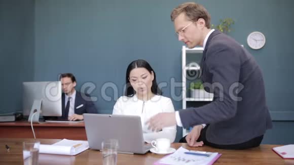 商务人士在办公室里谈论笔记本电脑视频的预览图