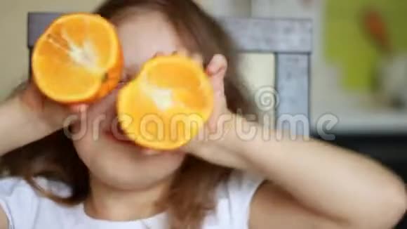 在孩子的手里合上橙色小女孩在玩两个橘子视频的预览图