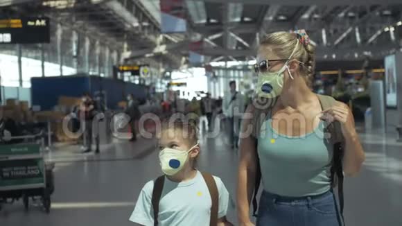 女子和儿童婴儿旅游白种人在机场戴防护医疗面具隔离隔离的家庭视频的预览图