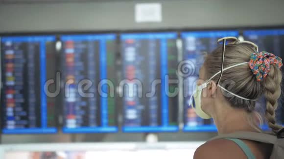 女白种人在苏瓦纳布胡米机场戴着防护医疗面罩飞行信息委员会冠状病毒s视频的预览图