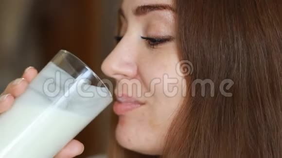 关闭妇女饮用乳制品牛奶凯菲酸奶视频的预览图