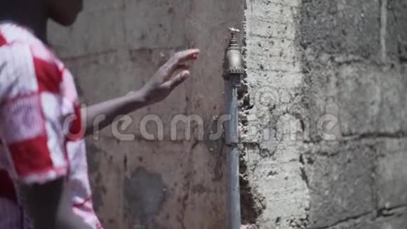 美丽的非洲民族女孩终于得到了干净的水视频的预览图