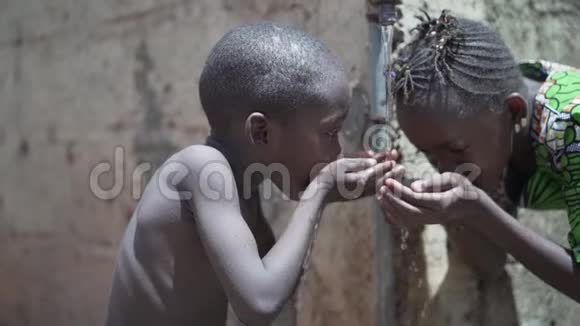 非洲民族儿童喝水户外运动视频视频的预览图