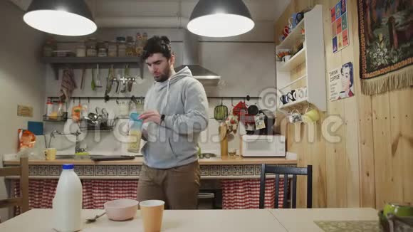 一个年轻人正在厨房里做早餐视频的预览图