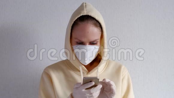 戴防护面罩的妇女使用手机隔离在白色背景上视频的预览图
