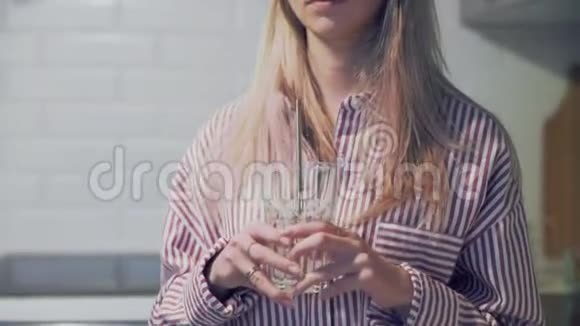 有魅力的女人用金属吸管代替塑料吸管视频的预览图