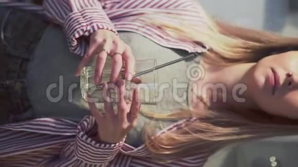有魅力的女人用金属吸管代替塑料吸管的垂直视频视频的预览图