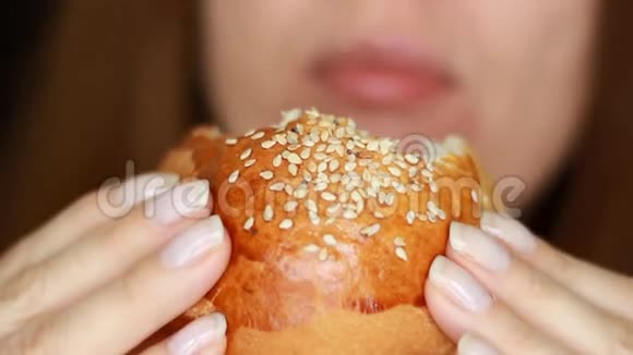 女人吃面包店的产品面包面包饮食节食口和食物特写吃快餐女性手中的汉堡视频的预览图