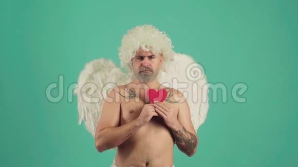 有趣的男天使卷发金发天使般的雄性丘比特在云端安吉尔瓦伦丁孤立在绿色上视频的预览图